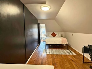 4 habitaciones, escritorio y tabla de planchar con plancha