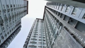 Un immeuble de grande hauteur doté de nombreux balcons et d’une architecture moderne.