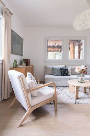 Smart TV, fireplace, ping pong