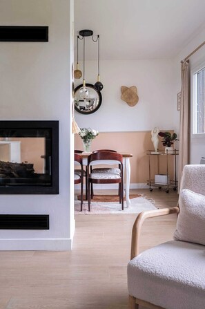 Smart TV, fireplace, ping pong