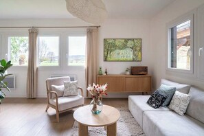 Smart TV, fireplace, ping pong