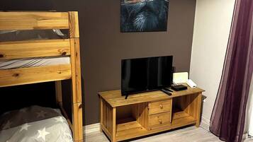 Apartment, 4 Bedrooms, Smoking, Balcony | 4 bedrooms