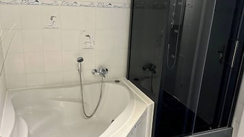 Apartment, 4 Bedrooms, Smoking, Balcony | Bathroom
