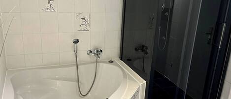 Apartment, 4 Bedrooms, Smoking, Balcony | Bathroom