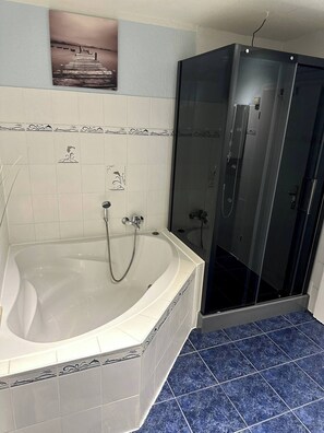 Apartment, 4 Bedrooms, Smoking, Balcony | Bathroom - Large Apartment for 3-11 Guests in the Halle Leipzig Area (Landsberg)