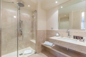 Séchoir à cheveux, bidet, serviettes fournies, savon