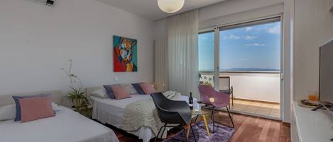 Kamar Triple Panorama, pemandangan laut | Seprai premium, busa memori, minibar, dan brankas