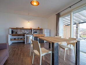 Full-size fridge, microwave, stovetop, dishwasher