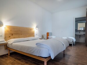 Appartamento Classic, vista lago | Biancheria da letto di alta qualità, copriletto in piuma