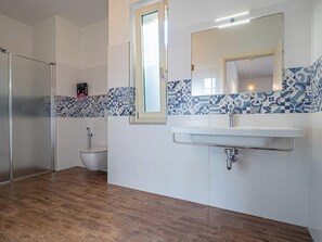 Appartamento familiare | Bagno | Doccia, soffione a pioggia, set di cortesia gratuito, asciugacapelli