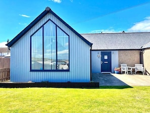 Exterior - Beach front apartment close to shops and restaurants (Lossiemouth)