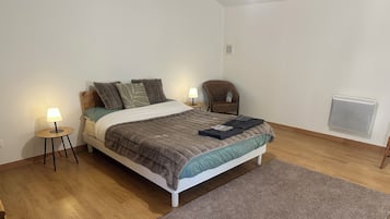 1 bedroom, bed sheets