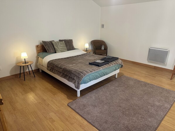 1 bedroom, bed sheets