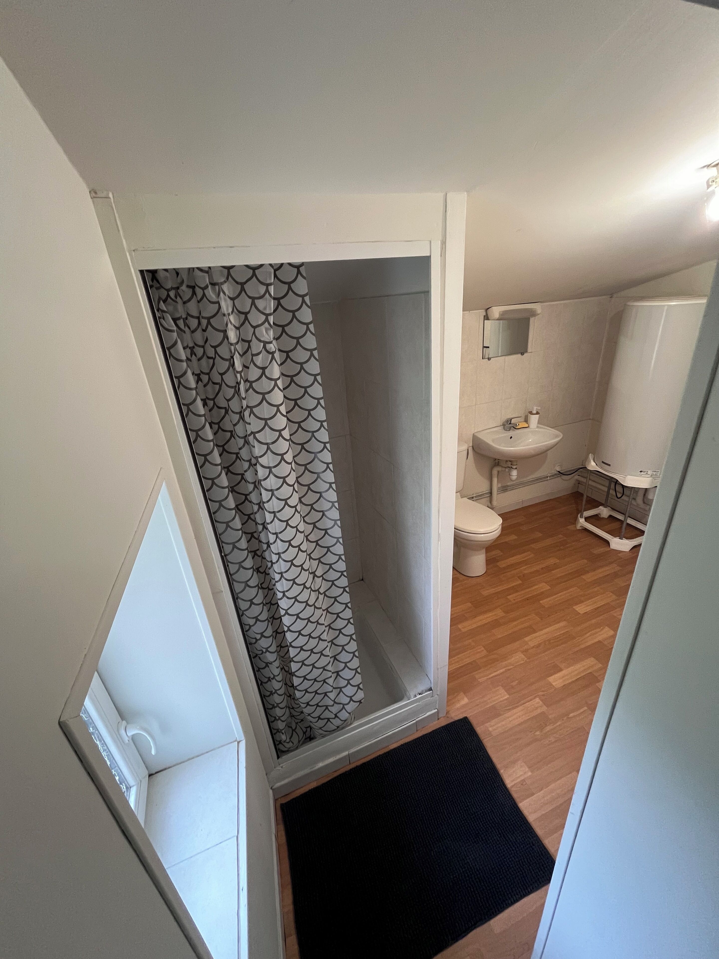 Een douche, handdoeken, toiletpapier