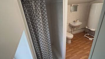 Een douche, handdoeken, toiletpapier