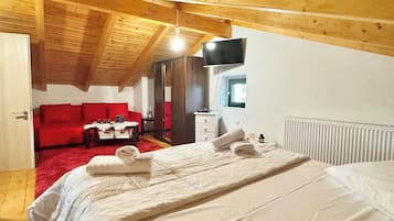 House | 3 bedrooms, desk