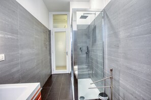 Douche, sèche-cheveux, bidet, serviettes fournies