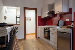 Kylskåp, mikrovågsugn, ugn och spishäll