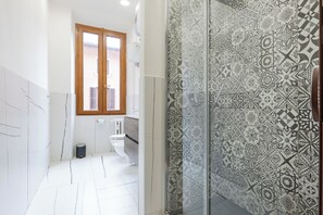Douche, sèche-cheveux, bidet, serviettes fournies