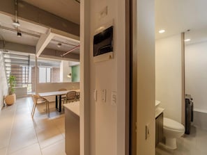 Suihku, hiustenkuivaaja, pyyhkeet