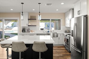 Køleskab, mikrobølgeovn, ovn, kogeplade