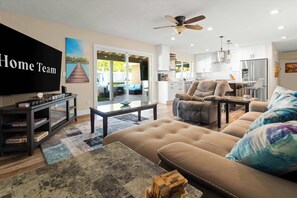 TV, pebolim, escritórios