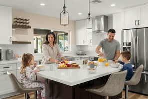 Geladeira, micro-ondas, fogão, cooktop