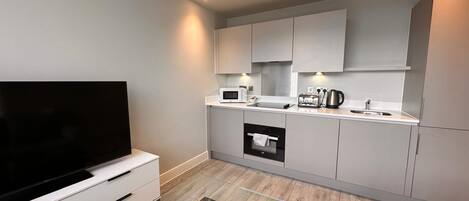 Refrigerador, microondas, horno y parrilla de estufa