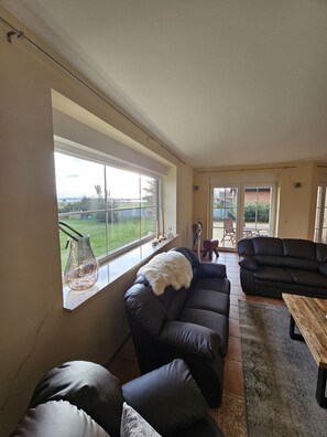 TV, fireplace, table tennis - Large vacation home in a fantastic location with lake view. Relaxation guaranteed. (Ummanz)