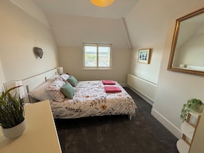 2 slaapkamers, een strijkplank/strijkijzer, reisbedje, gratis wifi