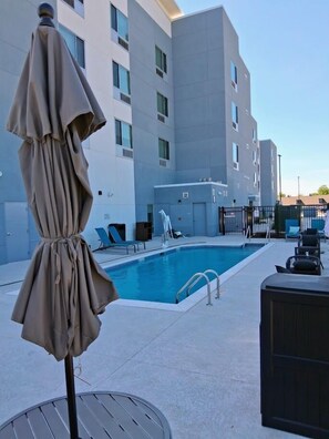 Outdoor pool, pool umbrellas, pool loungers - TownePlace Suites By Marriott Midwest City (Del City)
