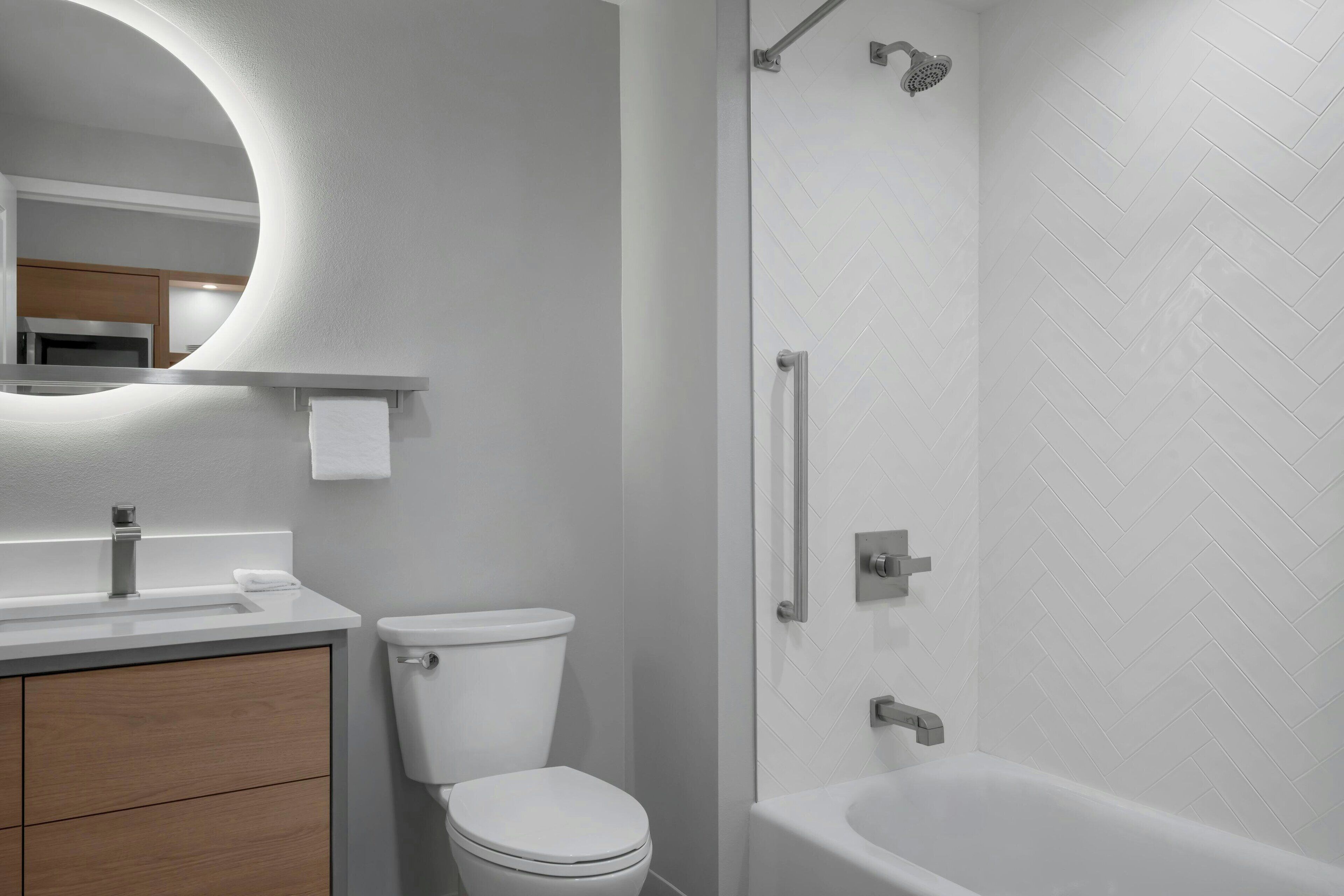 Un baño moderno con inodoro, lavabo y ducha.
