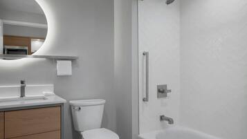 Un baño moderno con inodoro, lavabo y ducha.