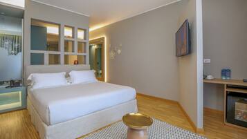 Luxe beddengoed, een minibar, een kluis op de kamer, een bureau