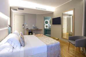 Shower, rainfall showerhead, free toiletries, hair dryer - Hotel Vlora Priam, Affiliated By Meliá (Vlorë)