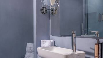 Standard Room | Bathroom | Shower, rainfall showerhead, free toiletries, hair dryer