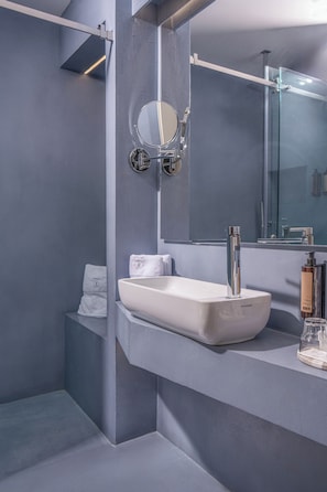 Habitación estándar | Baño | Regadera, regadera tipo lluvia, amenidades de baño gratuitas 