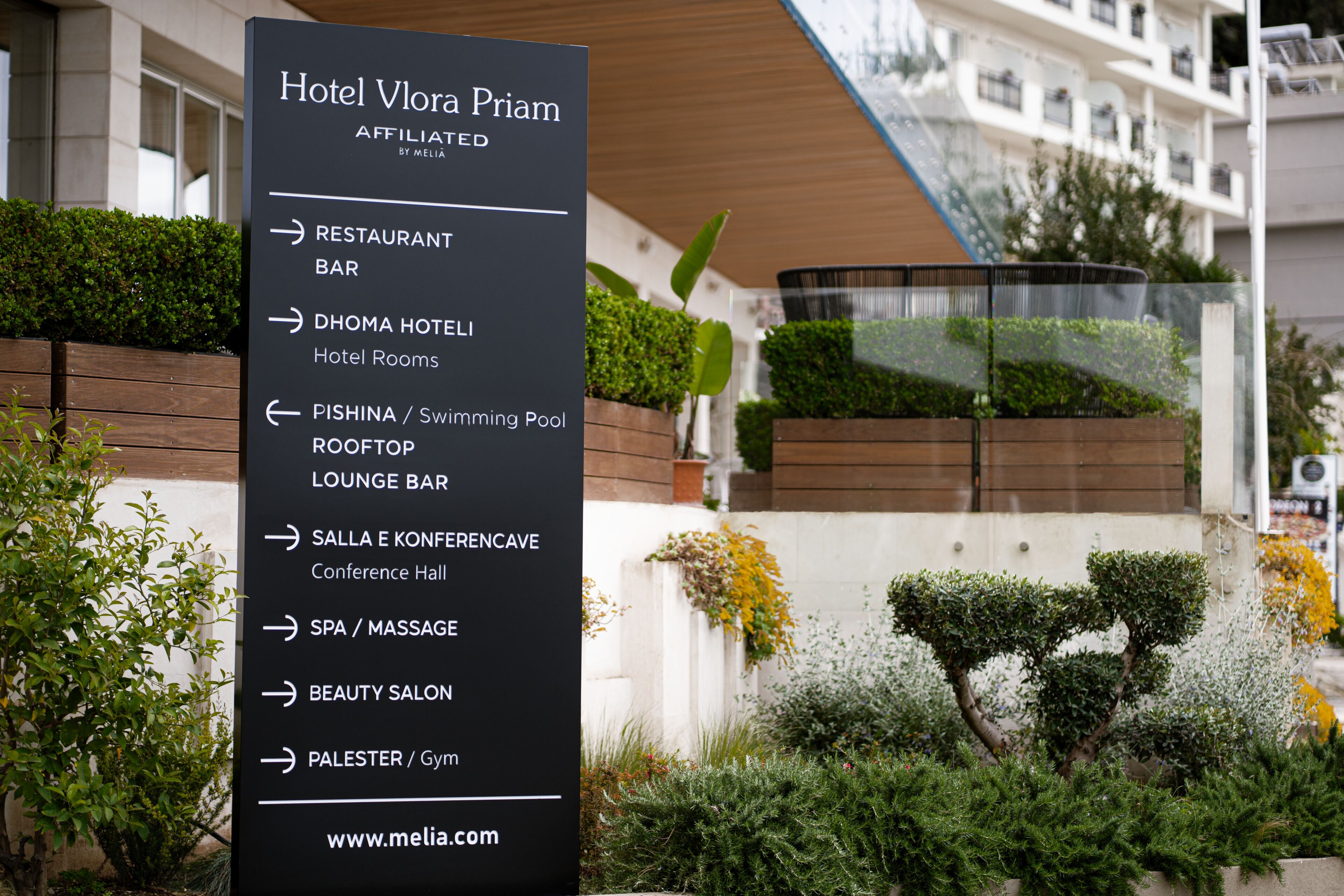 Une pancarte indiquant les différents services proposés, notamment un bar-restaurant, des chambres d’hôtel et un spa.