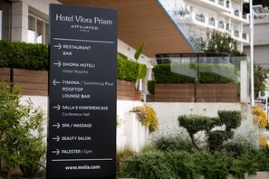 A sign listing amenities such as a restaurant bar, dhoma hotel rooms, and a spa. - Hotel Vlora Priam, Affiliated By Meliá (Vlorë)