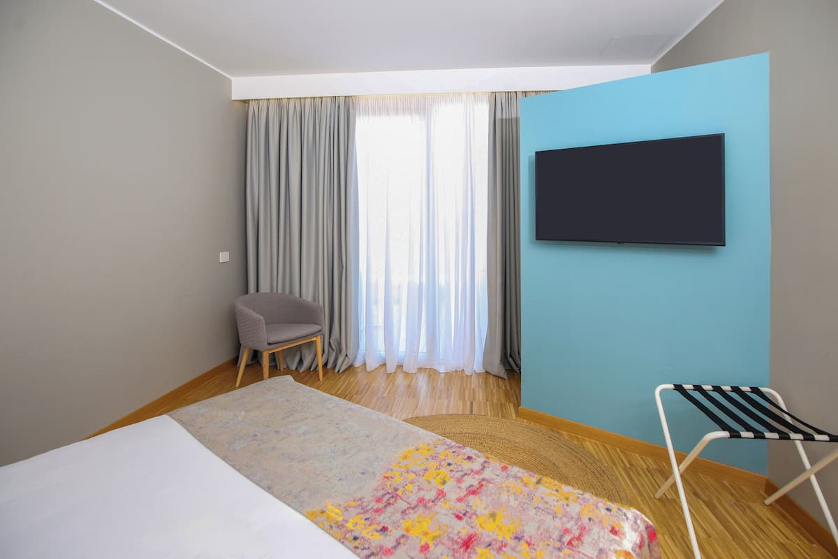 Standard Room | Premium bedding, minibar, in-room safe, desk