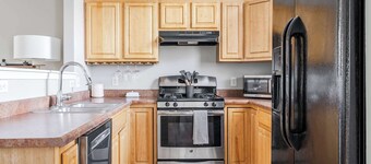 Cozy Downtown Escape! Hot tub and Modern Touches