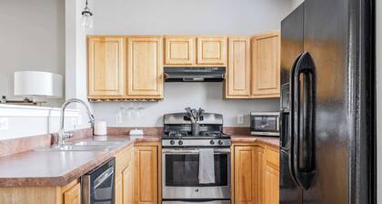 Cozy Downtown Escape! Hot tub and Modern Touches