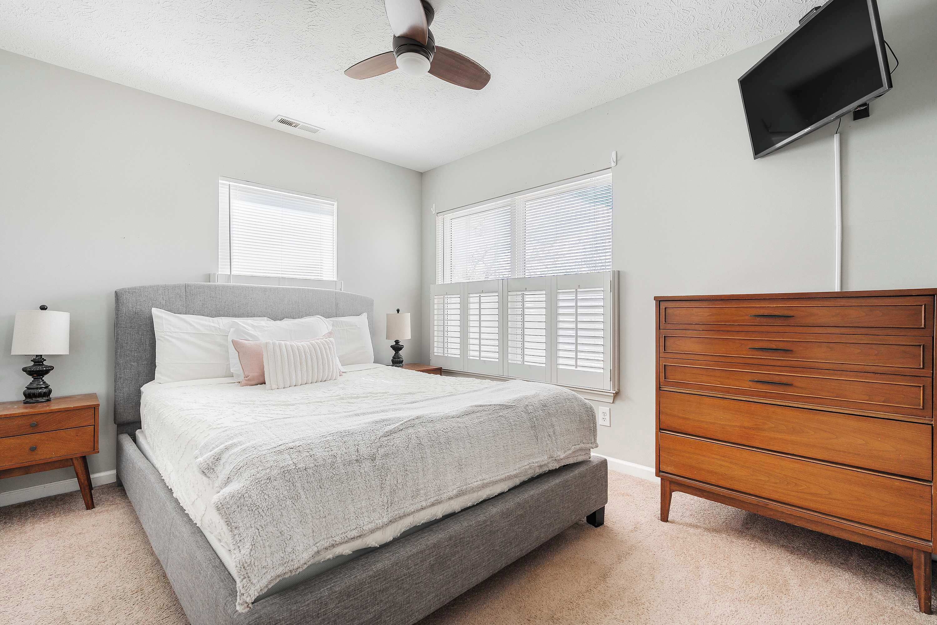 3 bedrooms, desk, WiFi, bed sheets