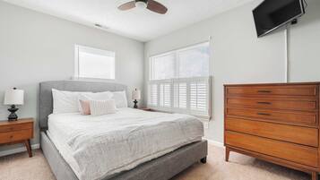 3 bedrooms, desk, WiFi, bed sheets