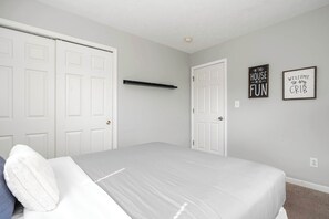 3 bedrooms, desk, WiFi, bed sheets