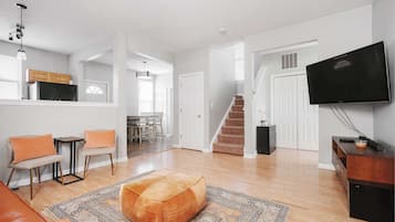 Een televisie en een kantoor