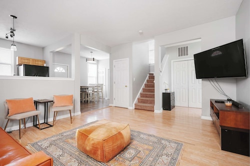 Cozy Downtown Escape! Hot tub and Modern Touches