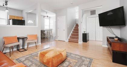 Cozy Downtown Escape! Hot tub and Modern Touches