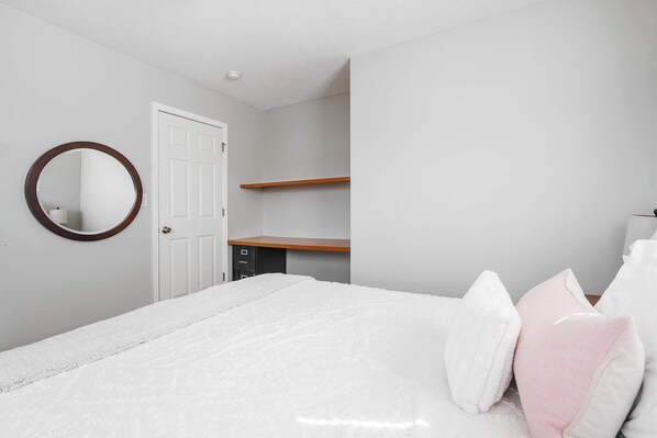 3 bedrooms, desk, WiFi, bed sheets