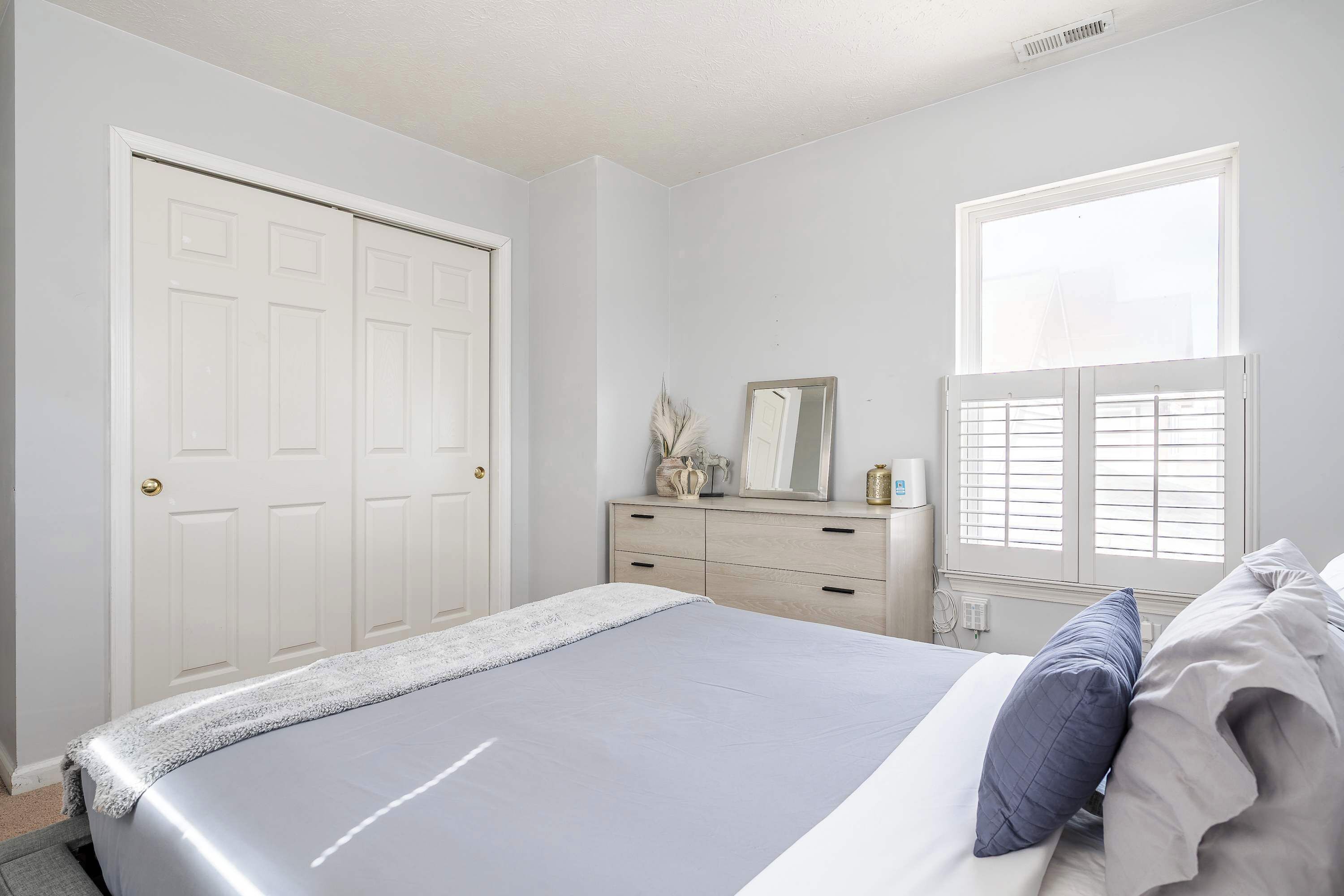 3 bedrooms, desk, WiFi, bed sheets
